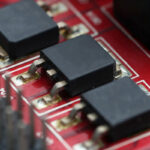 Saldatura di componenti elettronici, differenza tra THD e SMD, ruolo della SMT, principali tecniche di saldatura industriale, vantaggi e limiti dei diversi approcci produttivi