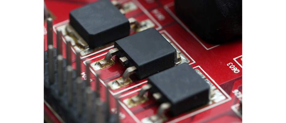 Saldatura di componenti elettronici, differenza tra THD e SMD, ruolo della SMT, principali tecniche di saldatura industriale, vantaggi e limiti dei diversi approcci produttivi