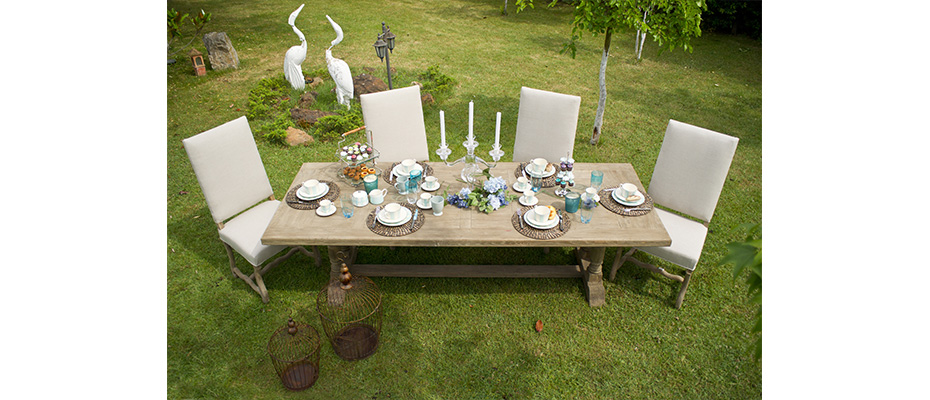 Organizzare cene numerose all'aperto tavoli allungabili e sedute coordinate