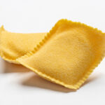 Raviolacci al formaggio e spinaci la pasta dal taglio irregolare che piace a tutti